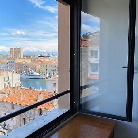 Vues Exceptionnelles Mer, Port Et Toits De *